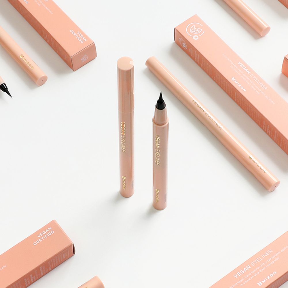 Diversi eyeliner vegani e confezioni color pesca. Scritta: Vegan Certified, Vegan Eyeliner.