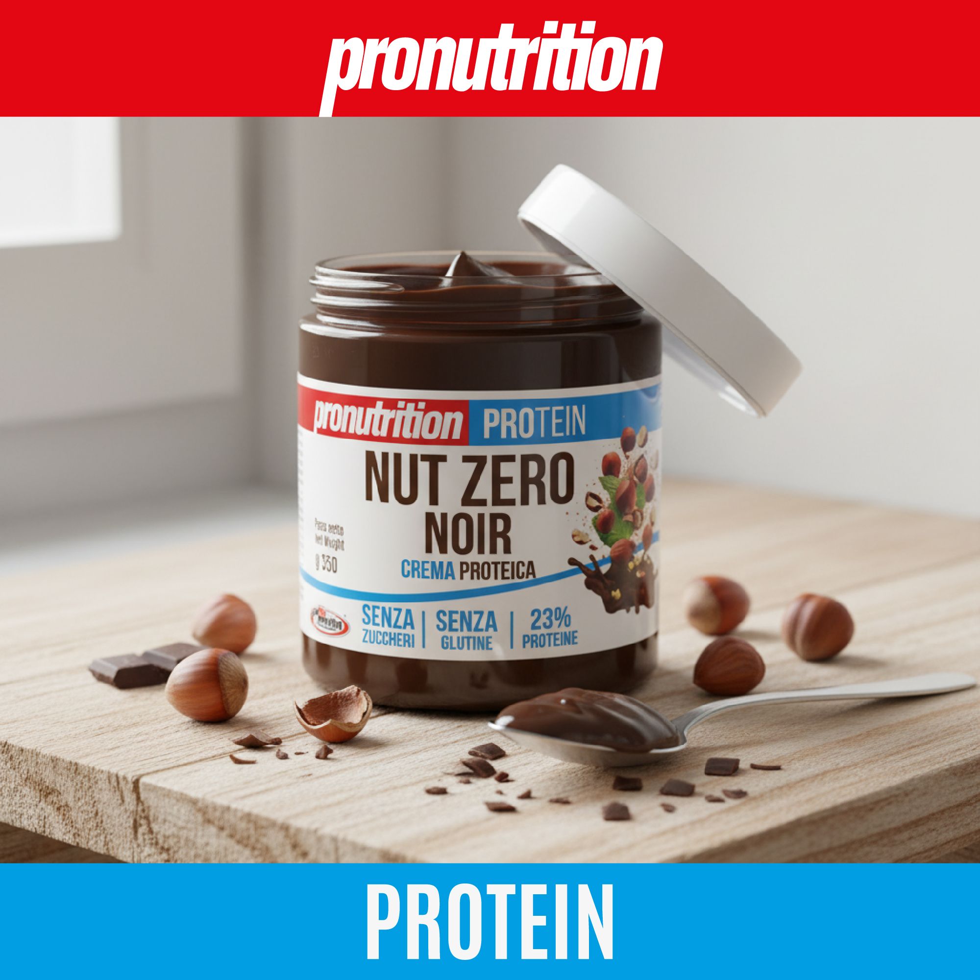Vaso Pronutrition Protein Nut Zero Noir con coperchio aperto. Cucchiaio con crema, nocciole e pezzi di cioccolato. Scritta: PROTEIN.