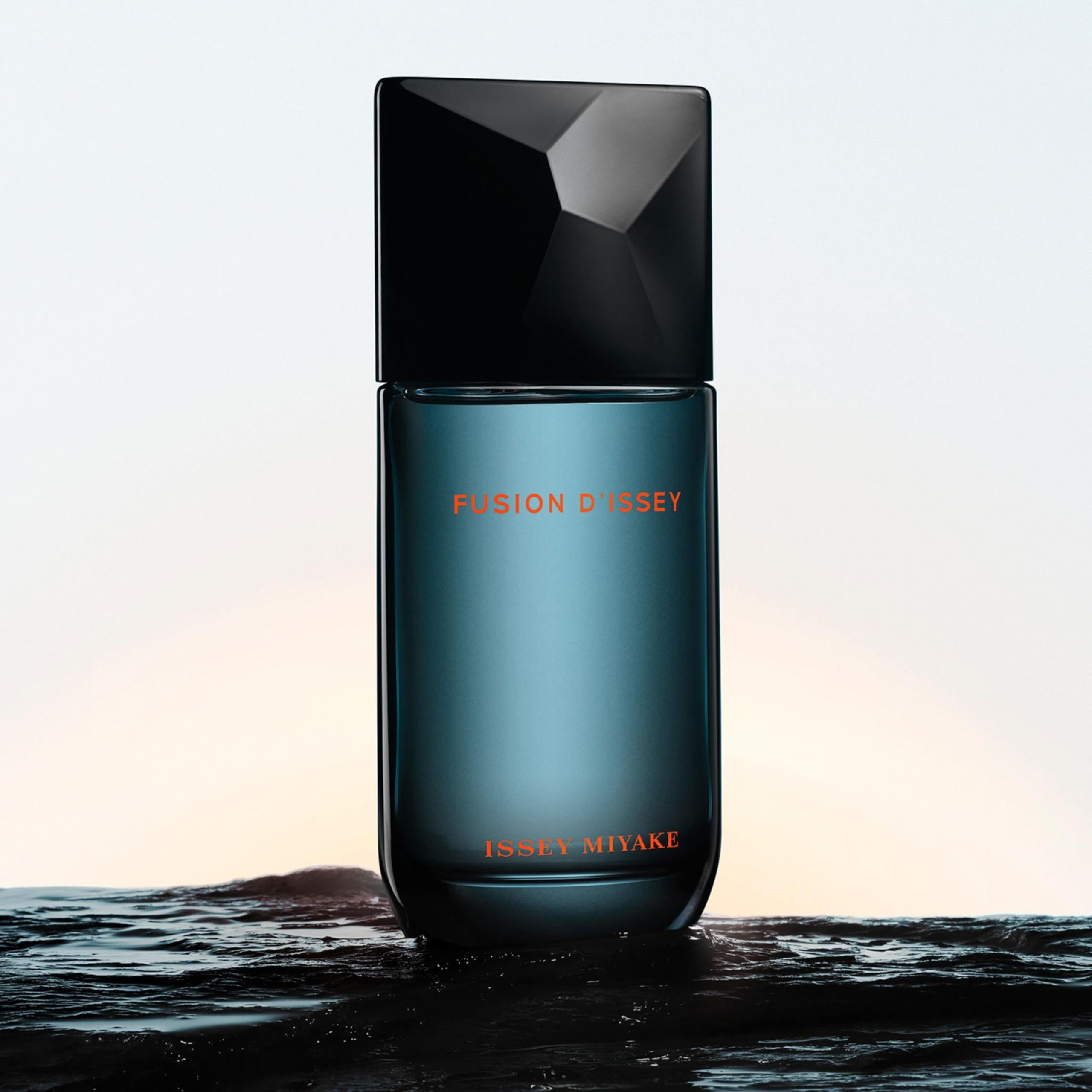 Issey Miyake Fusion d'Issey Eau de Toilette. Flacone blu con tappo nero. Testo: Fusion d'Issey, Issey Miyake. Sfondo: acqua.
