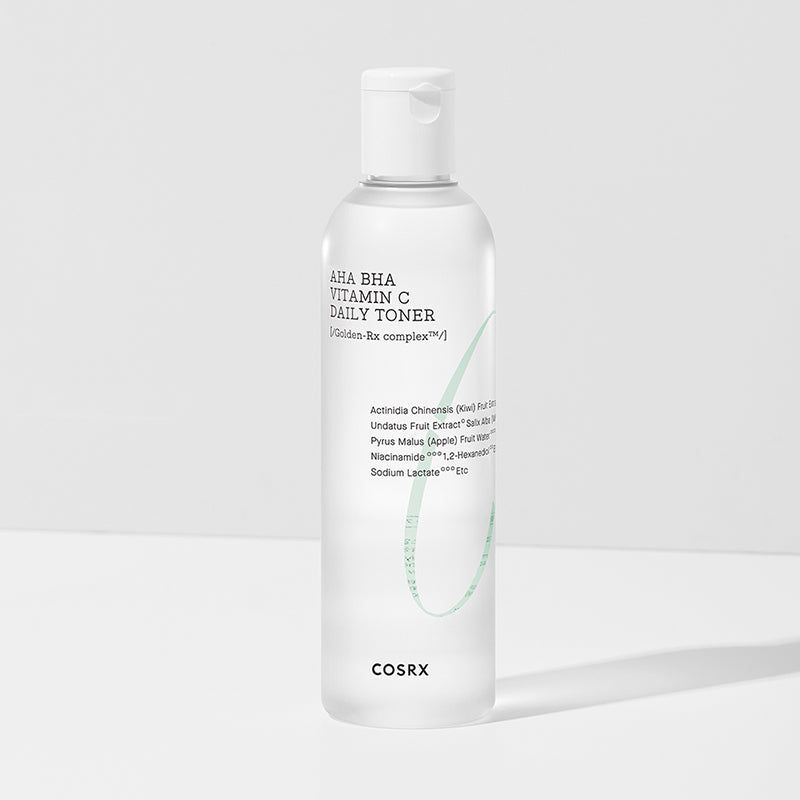 Flacone trasparente con tappo bianco. Scritta: AHA BHA Vitamin C Daily Toner. Marchio: COSRX.