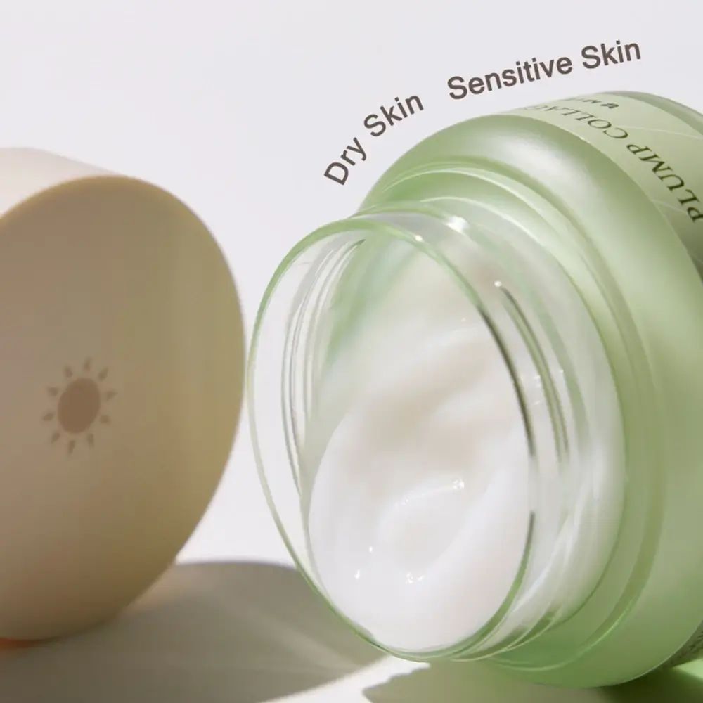 Vasetto di crema verde con coperchio beige, aperto. Scritta: Phyto Plump Collagen. Per pelli secche e sensibili.