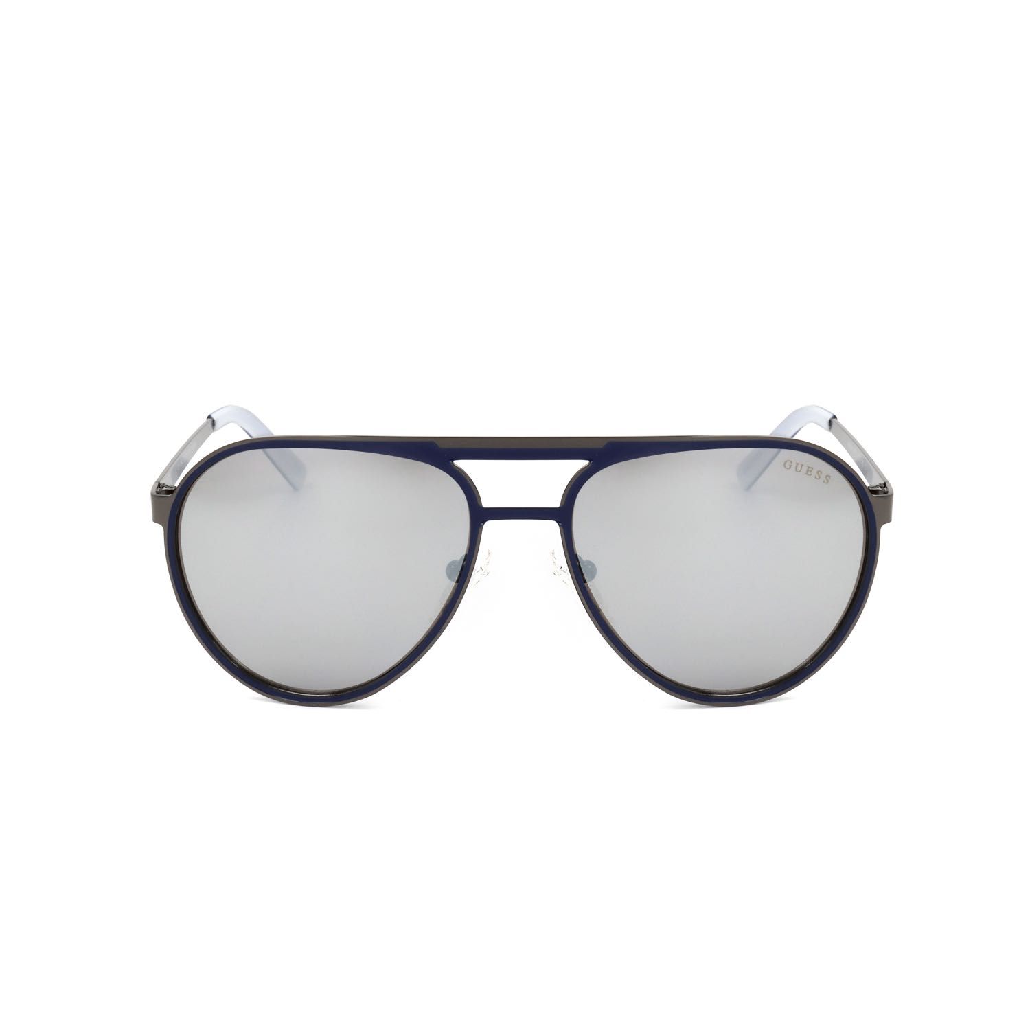Occhiali da sole a goccia blu scuro con lenti a specchio e logo Guess argentato sulla lente destra.