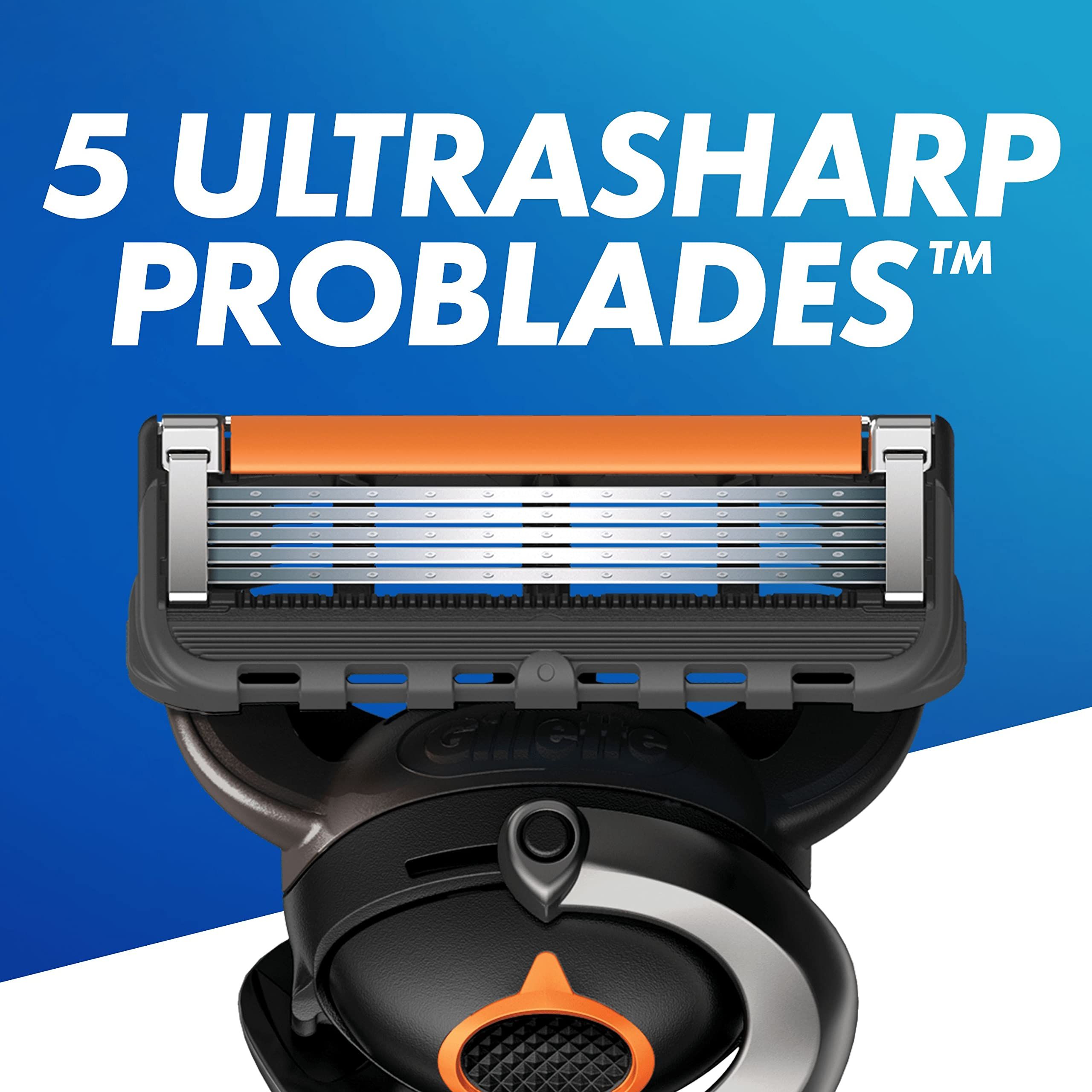 Primo piano di una lama di rasoio. 5 ProBlades UltraSharp. Manico nero con dettagli arancioni.