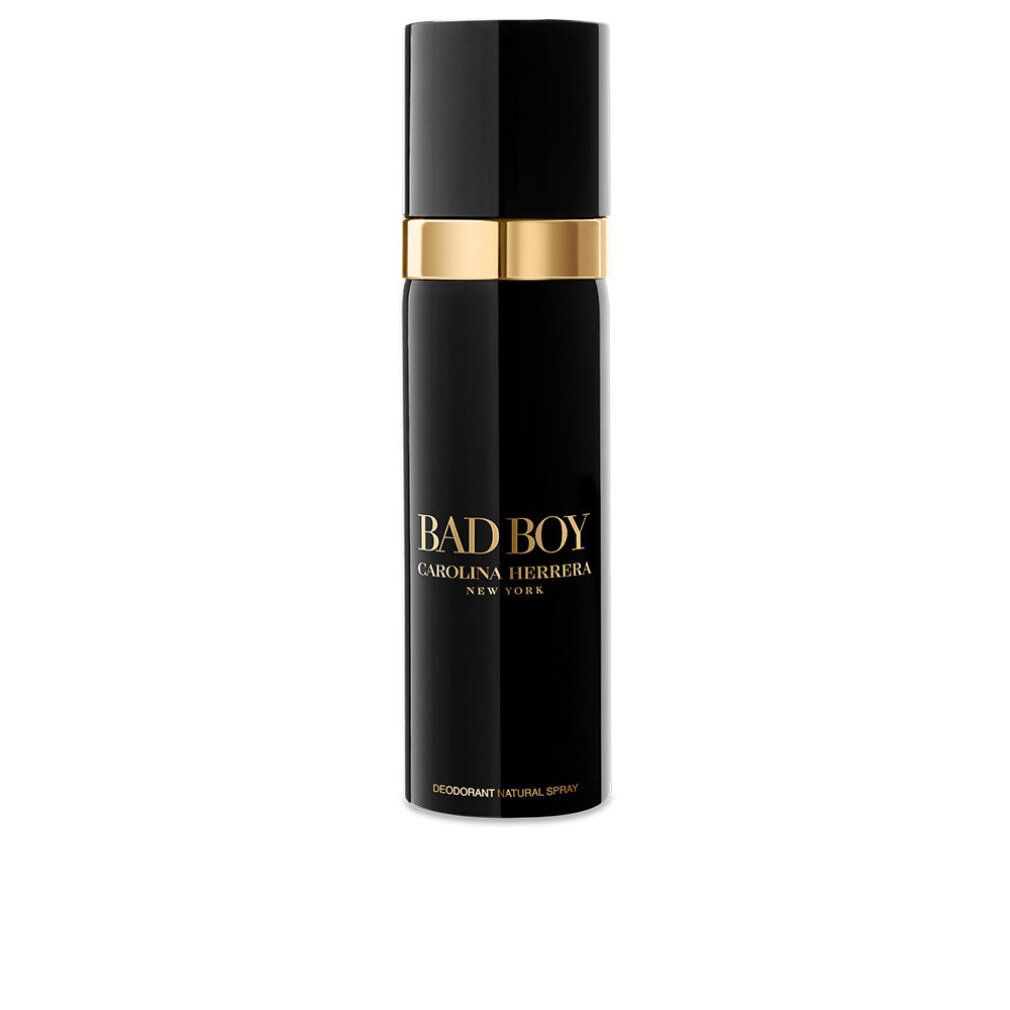 Flacone spray deodorante nero con anello dorato. Scritta: BAD BOY, Carolina Herrera, Deodorant Natural Spray.