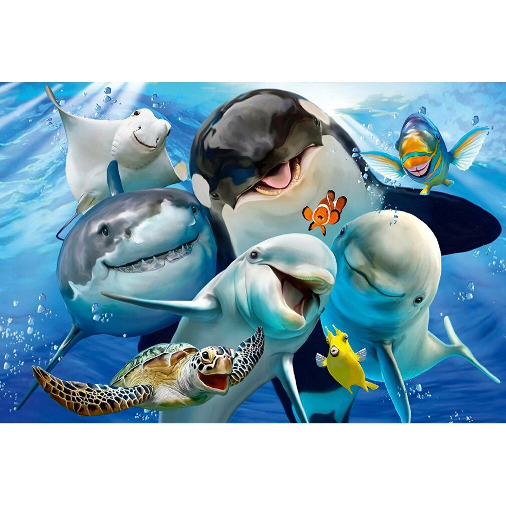 Puzzle con motivo amici sottomarini. Rappresentati animali marini: orca, delfini, squalo, razza, tartaruga e pesci. Sfondo: acqua blu.
