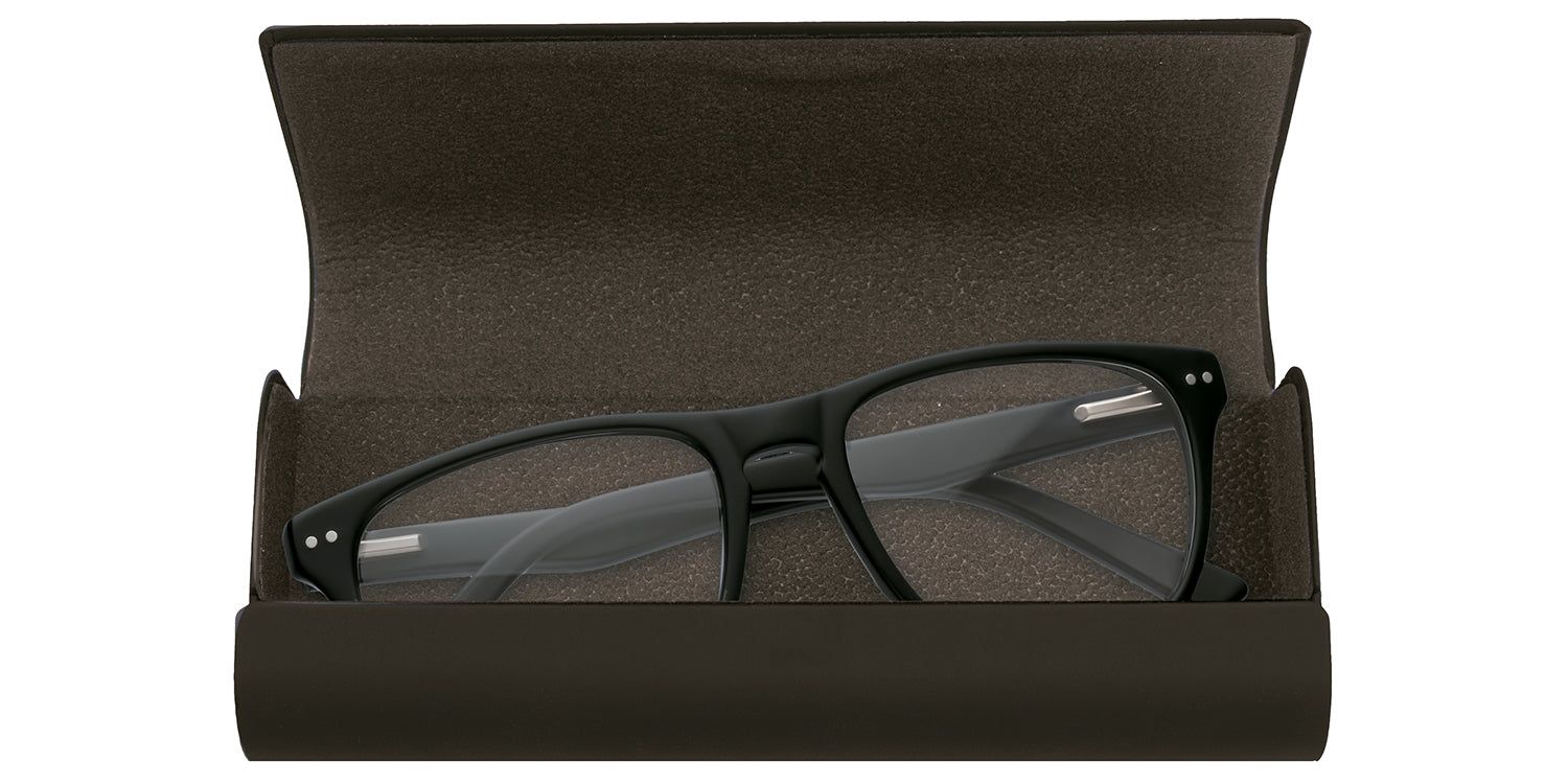 Astuccio rigido aperto con occhiali. Montatura nera, lenti visibili.