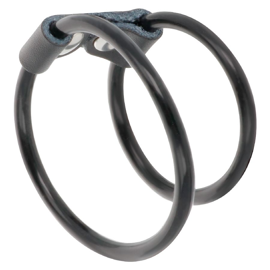 Un anello per pene flessibile nero in silicone, composto da due anelli collegati da una fascia tessile.