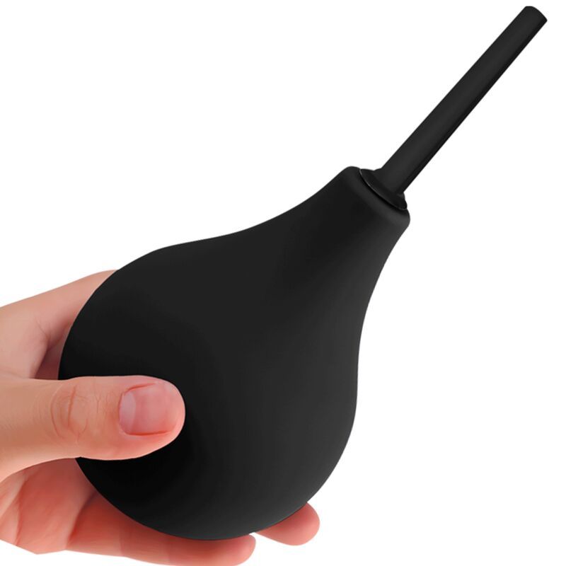 Mano che tiene una doccia anale nera con applicatore sottile.