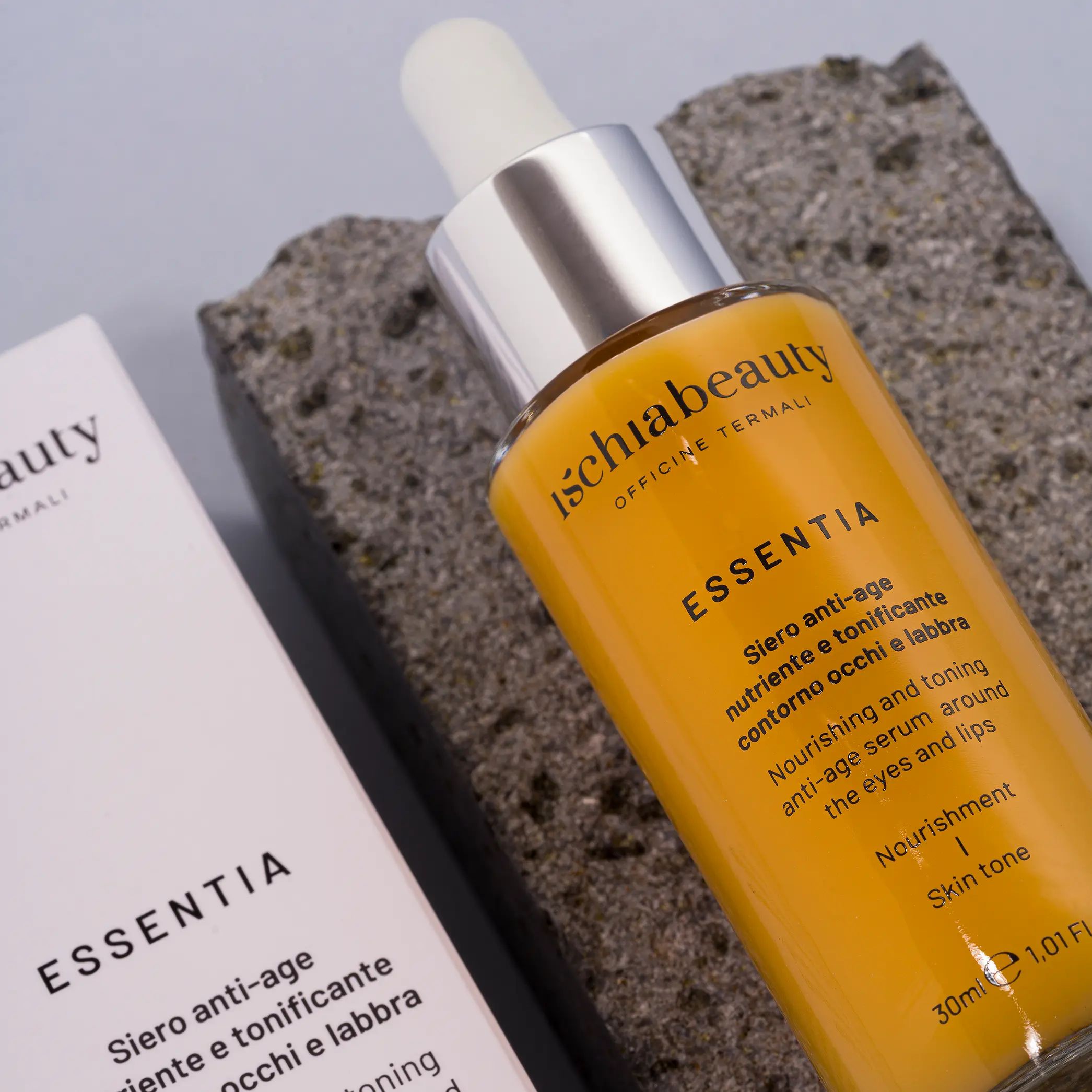 Flacone di siero e confezione. Scritta: Ischiabeauty, Essentia, Siero anti-age. Flacone con contagocce.