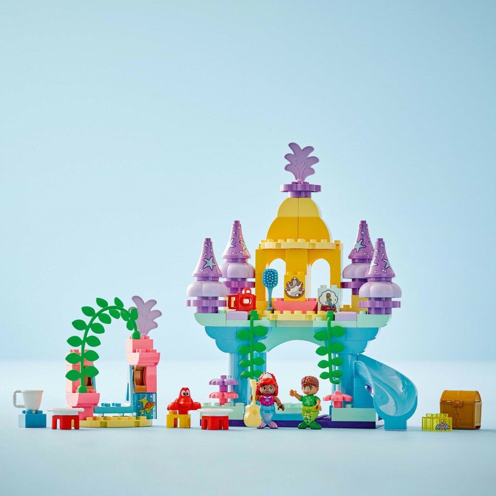 Set LEGO Duplo. Il magico palazzo sottomarino di Ariel. Castello, scivolo, personaggi e accessori. Colori: giallo, blu, viola, rosa e verde.