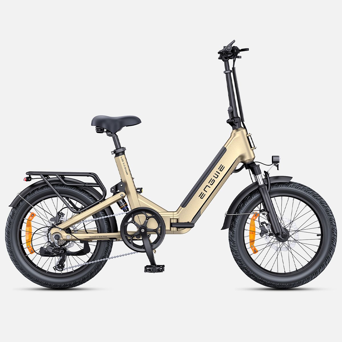 Bicicletta elettrica beige con elementi neri. Marchio ENGWE. Portapacchi, parafanghi e faro.