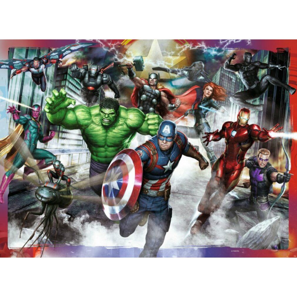 Pezi di puzzle con motivo Avengers. Rappresentazione di Captain America, Hulk, Iron Man e altri eroi. Sfondo: paesaggio urbano.
