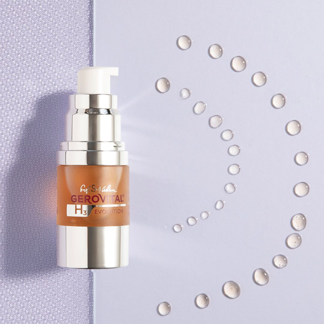 Flacone di siero con dispenser. Corpo argentato, contenuto marrone. Scritta: Gerovital H3 Evolution.