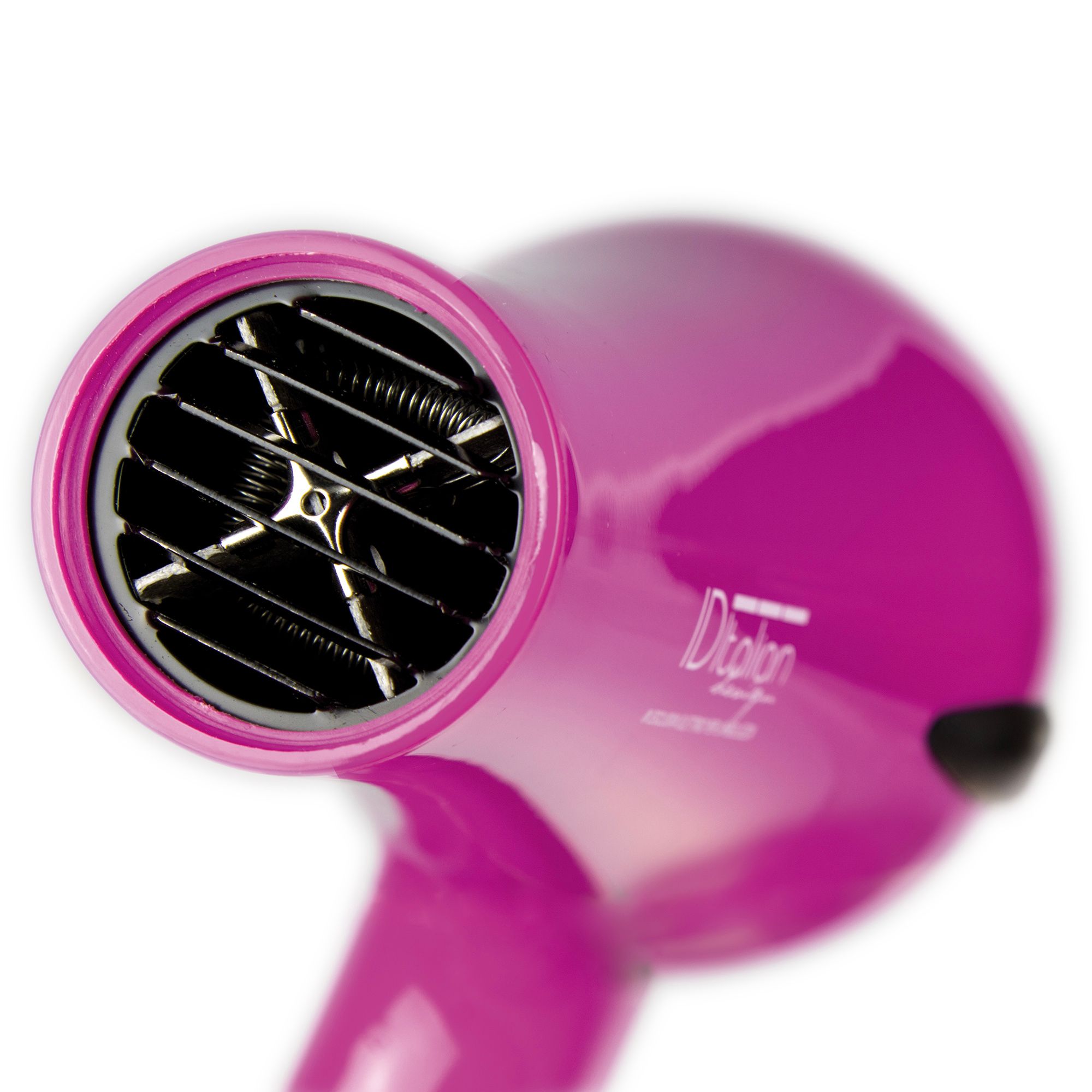 Ugello di un asciugacapelli rosa con griglia di ventilazione.