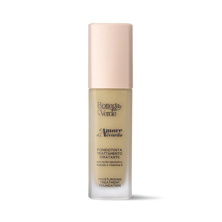 Flacone beige con tappo. Scritta: Bottega Verde, d'Amore d'Accordo, Fondotinta trattamento idratante 12 ore.