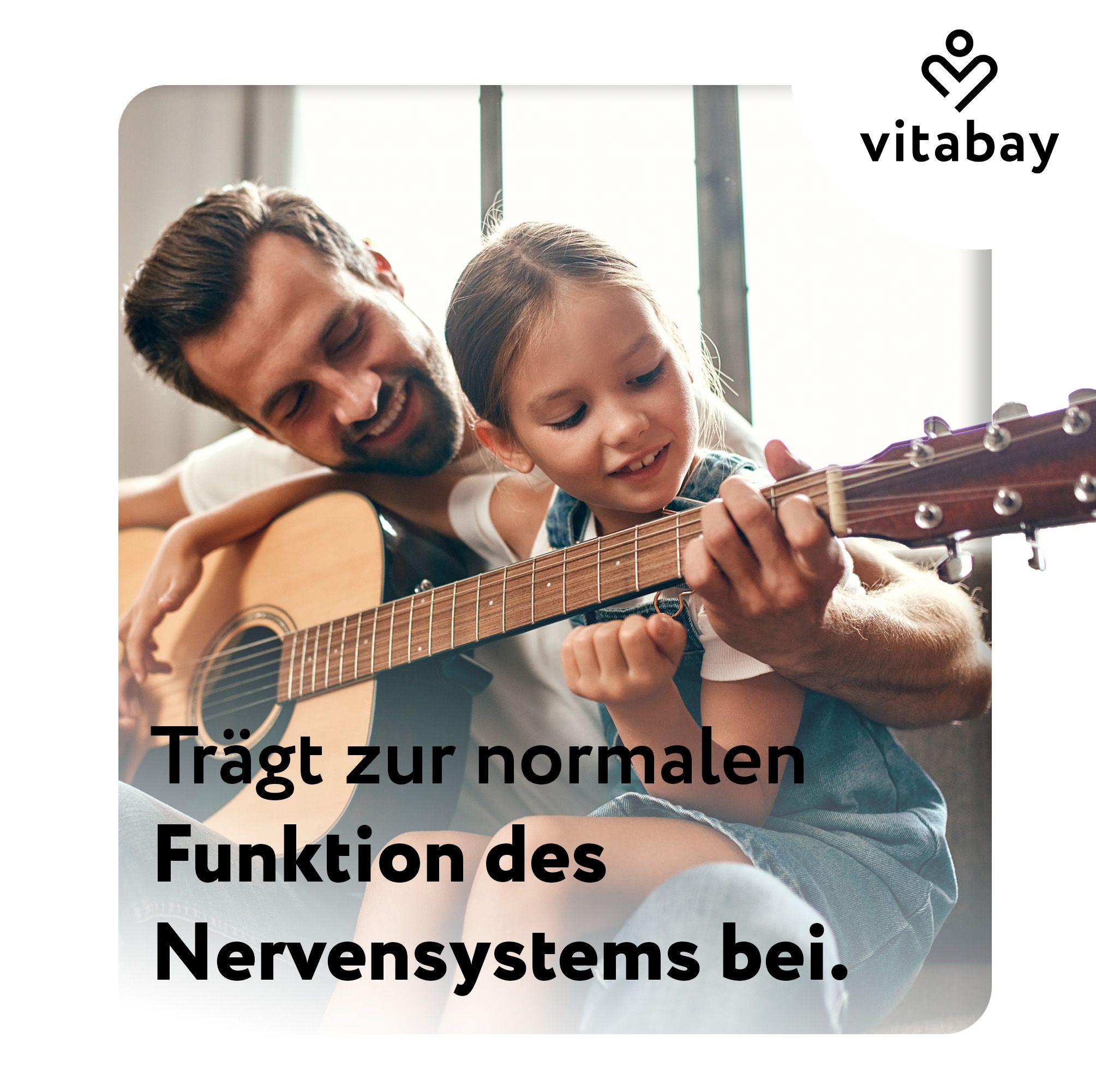 Padre e figlia suonano la chitarra. Logo Vitabay. Testo: Contribuisce alla normale funzione del sistema nervoso.