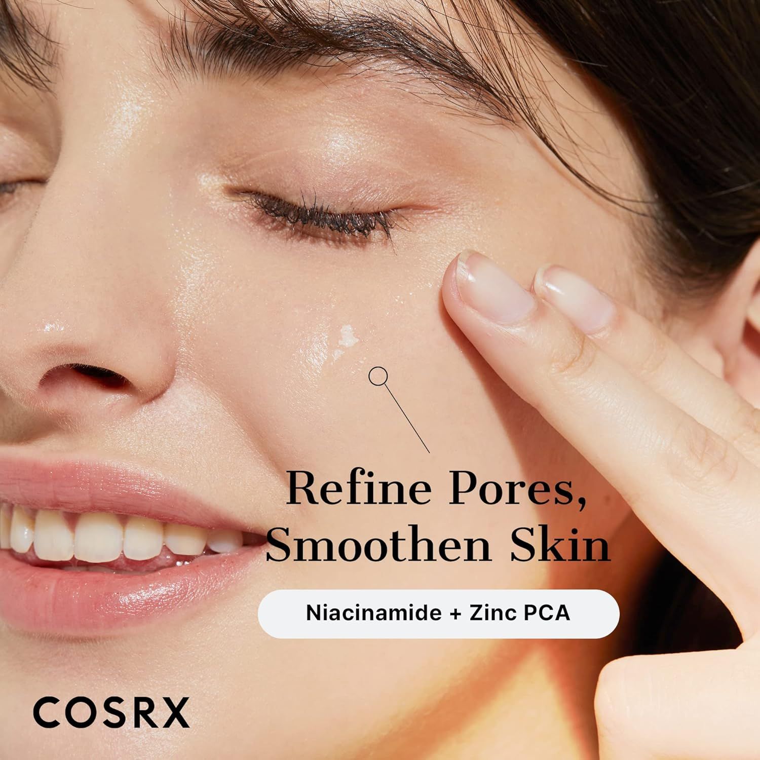 Primo piano di un viso trattato con siero COSRX Niacinamide 15. Affina i pori.