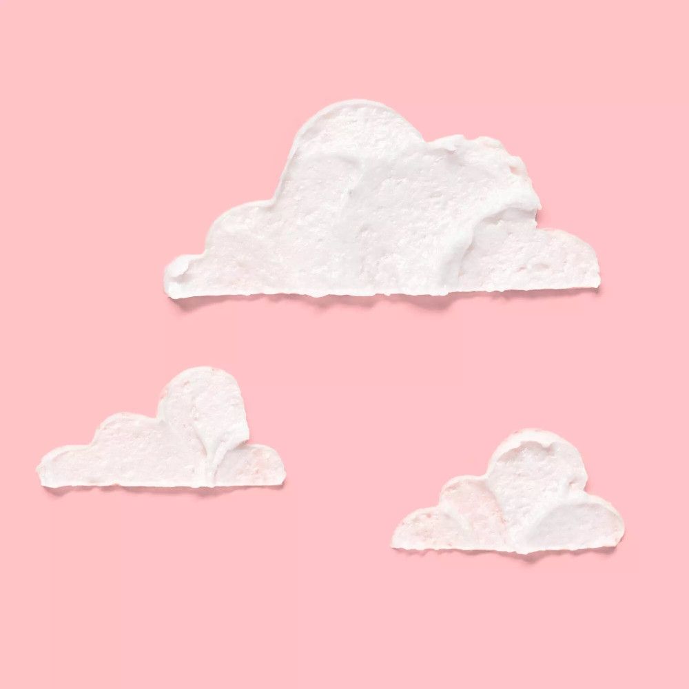 Tre macchie bianche a forma di nuvola su sfondo rosa.
