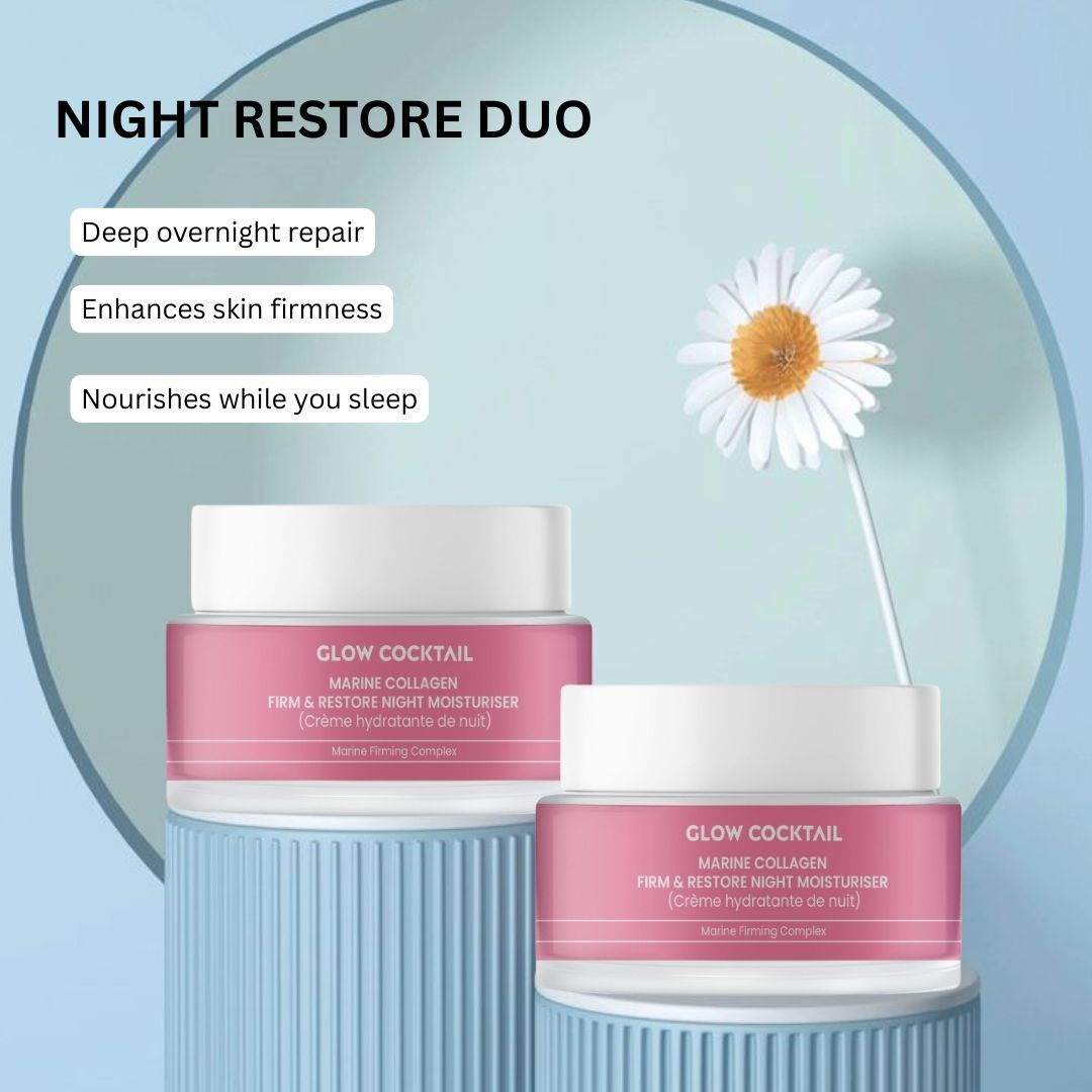 Due vasetti rosa con coperchi bianchi. Scritta: Glow Cocktail Marine Collagen Firm & Restore Night Moisturiser. Su piedistallo blu.