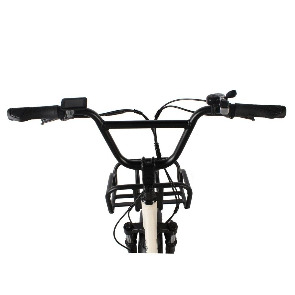 Manubrio di una bicicletta elettrica con comandi e cestino anteriore. Marchio: Univercycle.