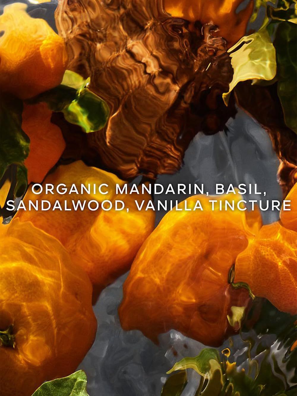 Primo piano di arance in acqua. Testo: ORGANIC MANDARIN, BASIL, SANDALWOOD, VANILLA TINCTURE.