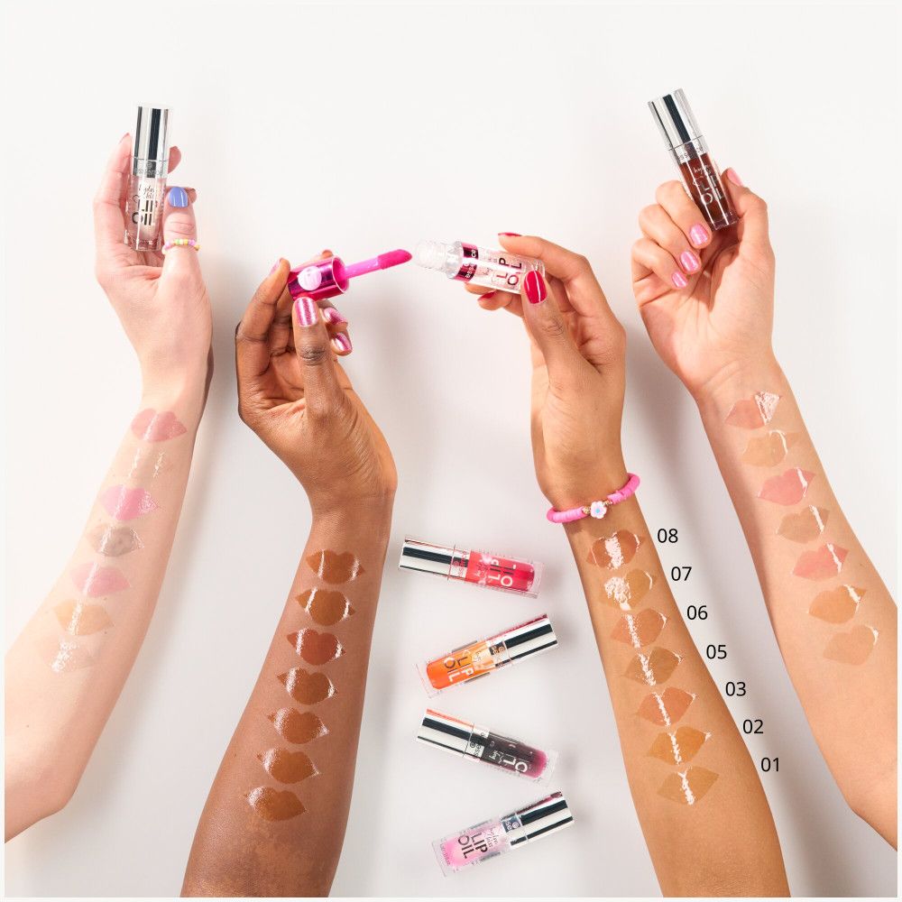 Diverse braccia mostrano i colori dell'olio labbra Essence Hydra Kiss. Campioni numerati.