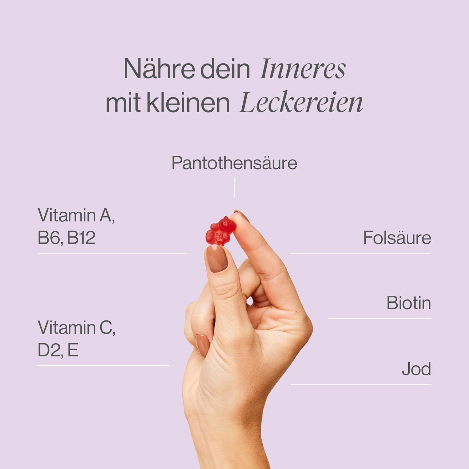 Mano che tiene un orsetto gommoso rosso. Testo: Acido pantotenico, Vitamina A, B6, B12, Vitamina C, D2, E, Acido folico, Biotina, Iodio.