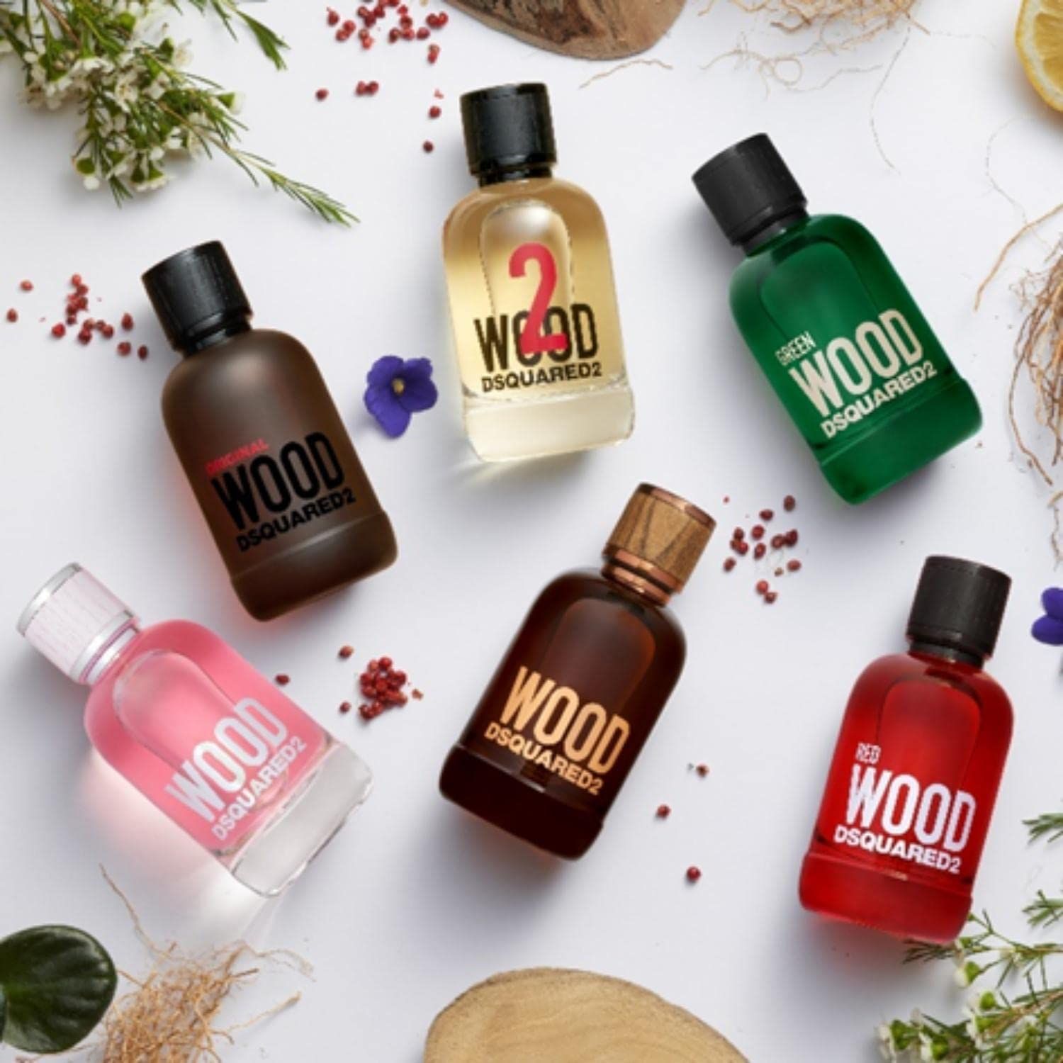Sei flaconi di profumo di diversi colori. Scritta: Wood Dsquared2. Diverse fragranze.