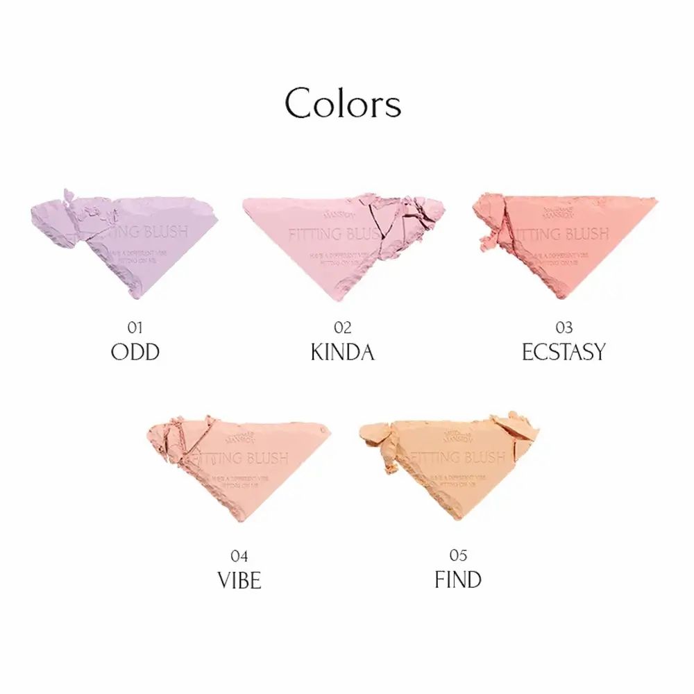 Cinque colori di fard in polvere a forma di triangolo. Colori: 01 ODD, 02 KINDA, 03 ECSTASY, 04 VIBE, 05 FIND. Nome del prodotto: Fitting Blush.