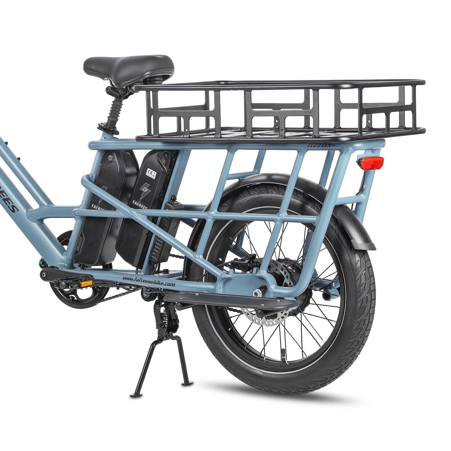 E-bike cargo blu con cestino nero e doppia batteria. Ruota posteriore, parafango, cavalletto e fanale posteriori visibili.