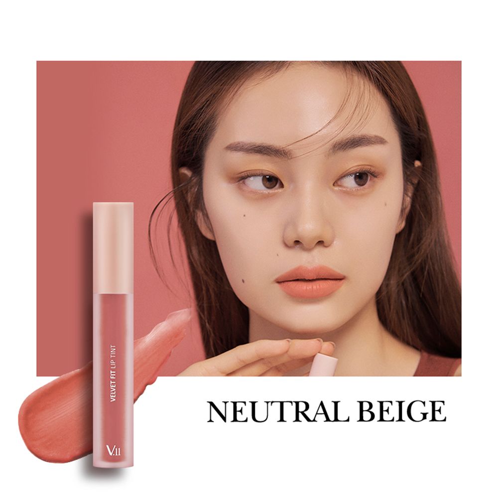 Tinta labbra Neutral Beige. Applicata su labbra e pelle. Prodotto e modella su sfondo rosa. Scritta: Velvet Fit Lip Tint.