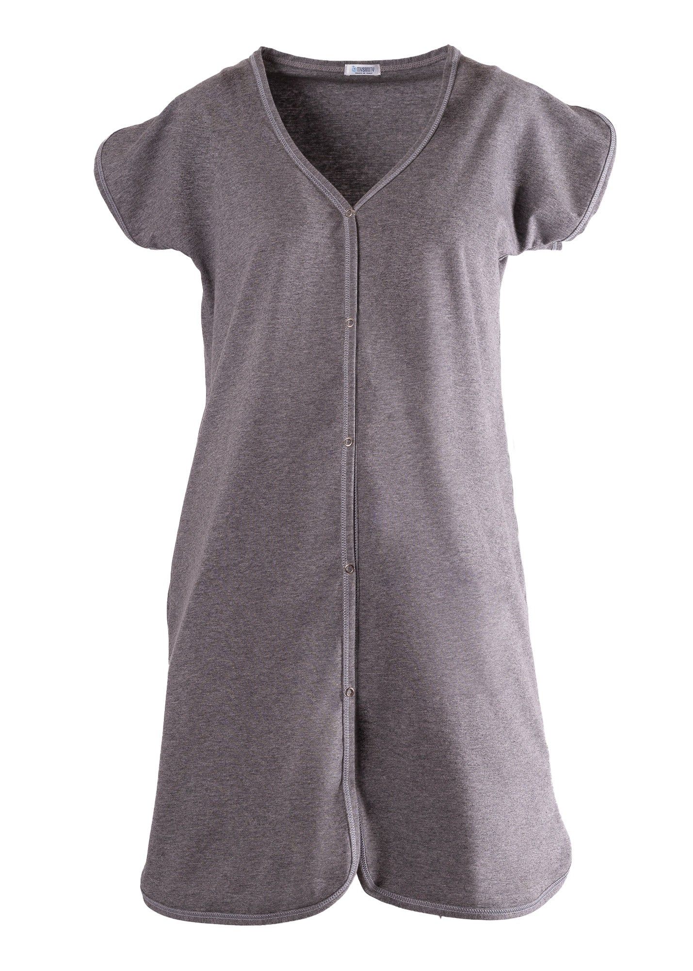 Camicia premaman grigia, scollo a V, maniche corte. Chiusura con bottoni centrale. Orlo e maniche con cucitura a contrasto.