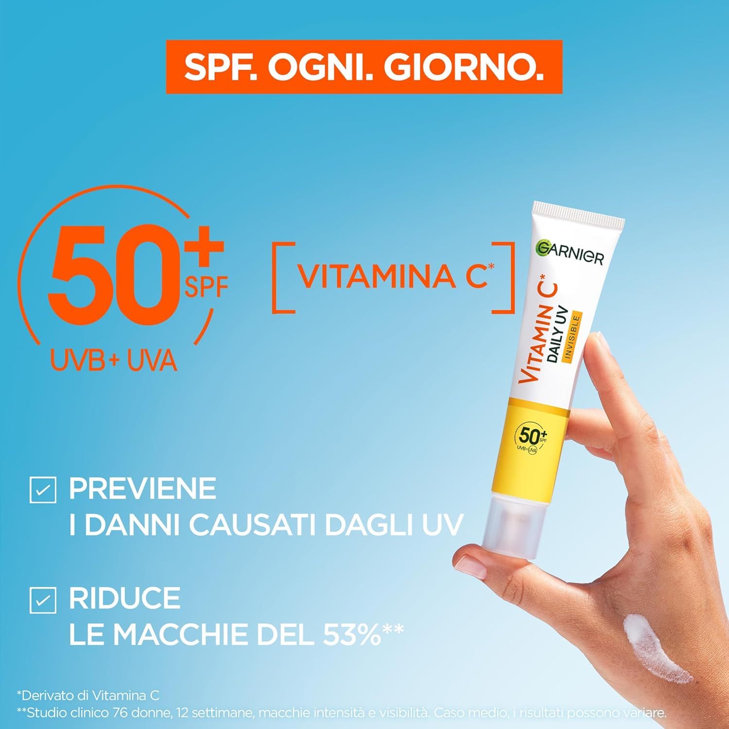 Garnier Vitamin C Daily UV Invisible, tubo in mano. Testo: 50+ SPF, Vitamina C. Sfondo blu.