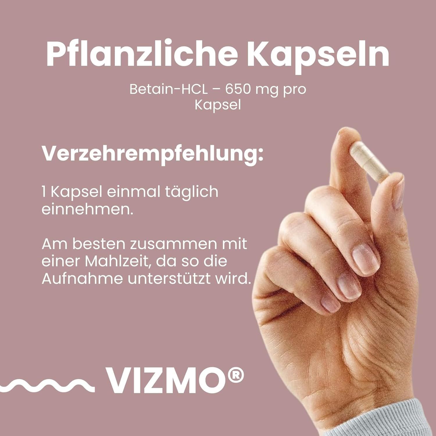 Mano che tiene una capsula. Testo: Betaina-HCL, 650 mg per capsula. Raccomandazione: 1 capsula al giorno con cibo.