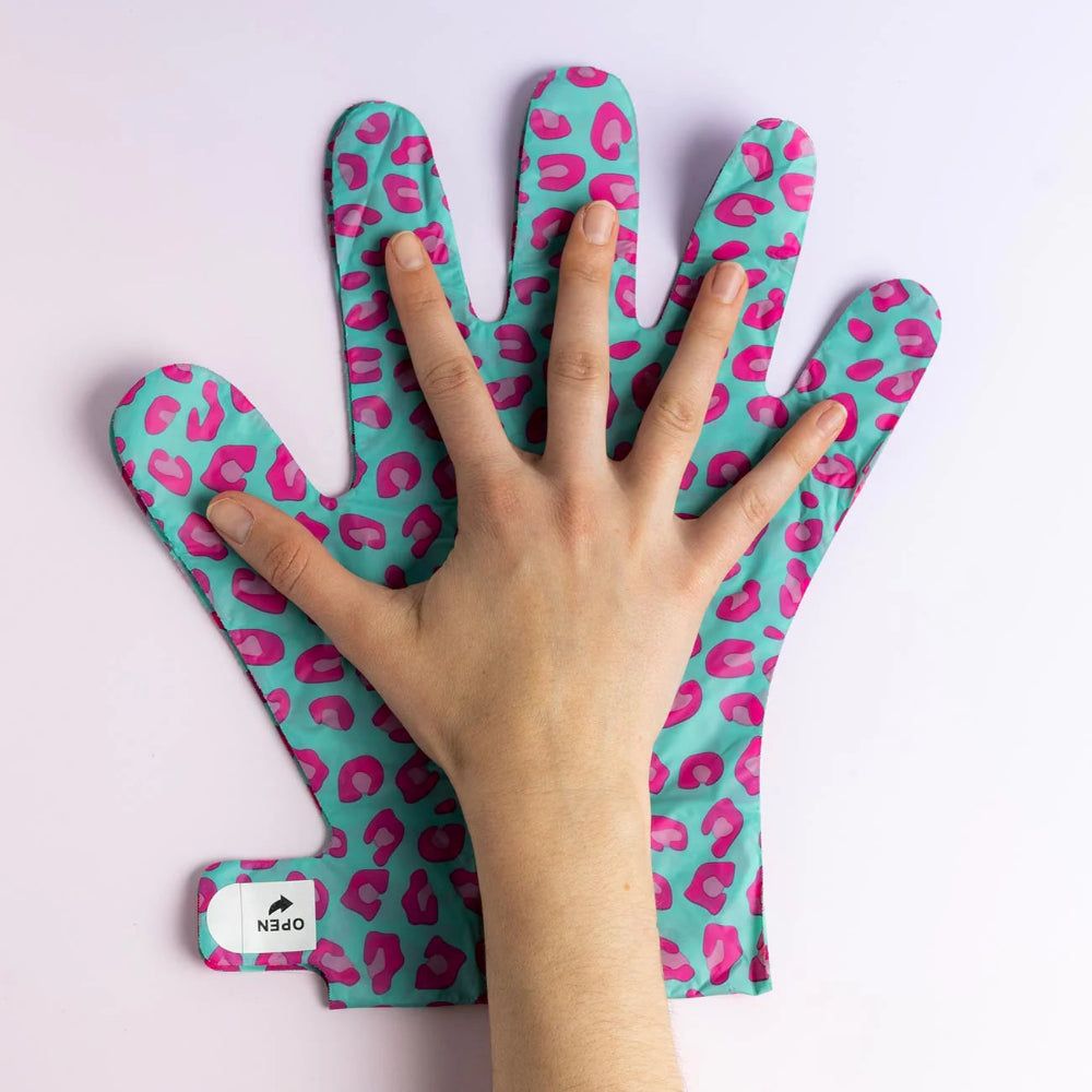 Maschera per le mani con stampa leopardata. Una mano è appoggiata sulla maschera. Testo: Open.