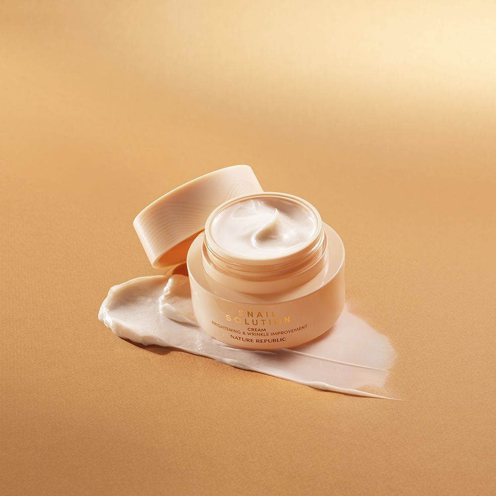 Vasetto crema beige aperto, crema spalmata. Scritta: NATURE REPUBLIC. Visibile la consistenza della crema.