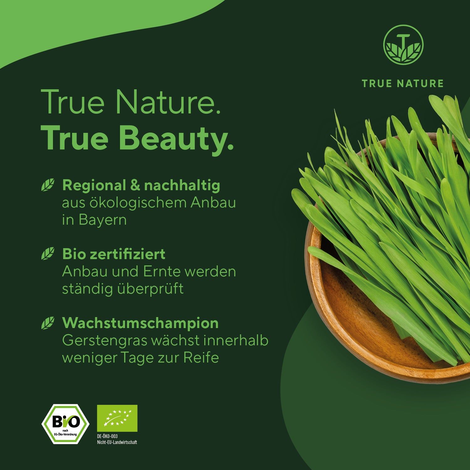 Erba d'orzo verde in una ciotola di legno. Testo: True Nature. True Beauty. Bio certificato. Regionale e sostenibile dalla Baviera.