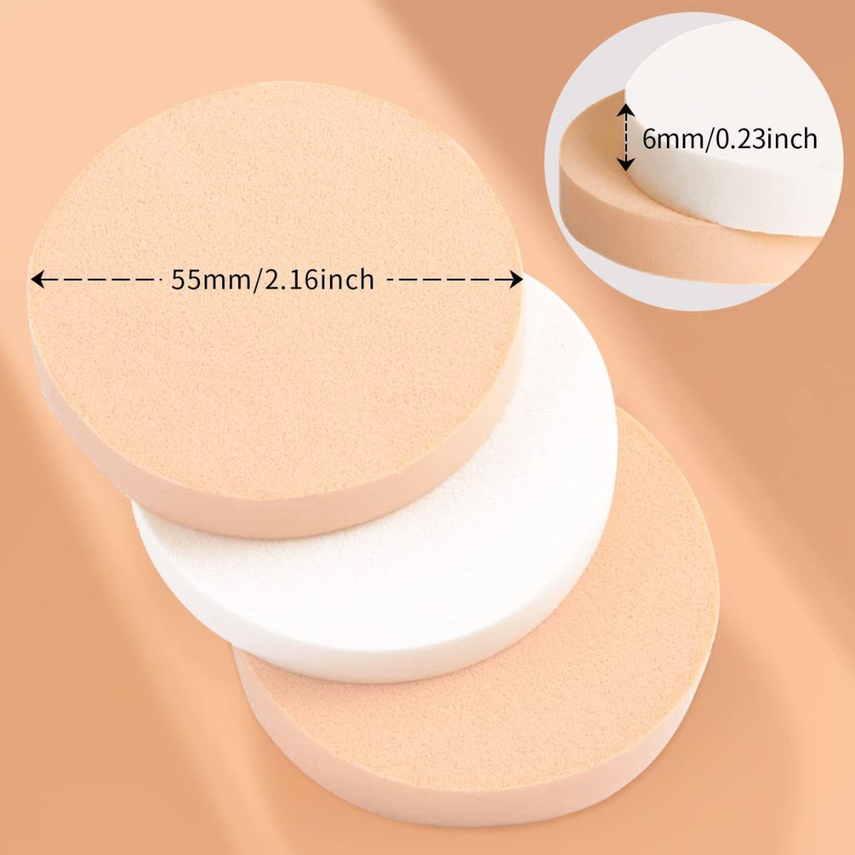 Tre spugnette rotonde per il trucco: due beige, una bianca. Dimensioni: 55mm diametro, 6mm spessore.