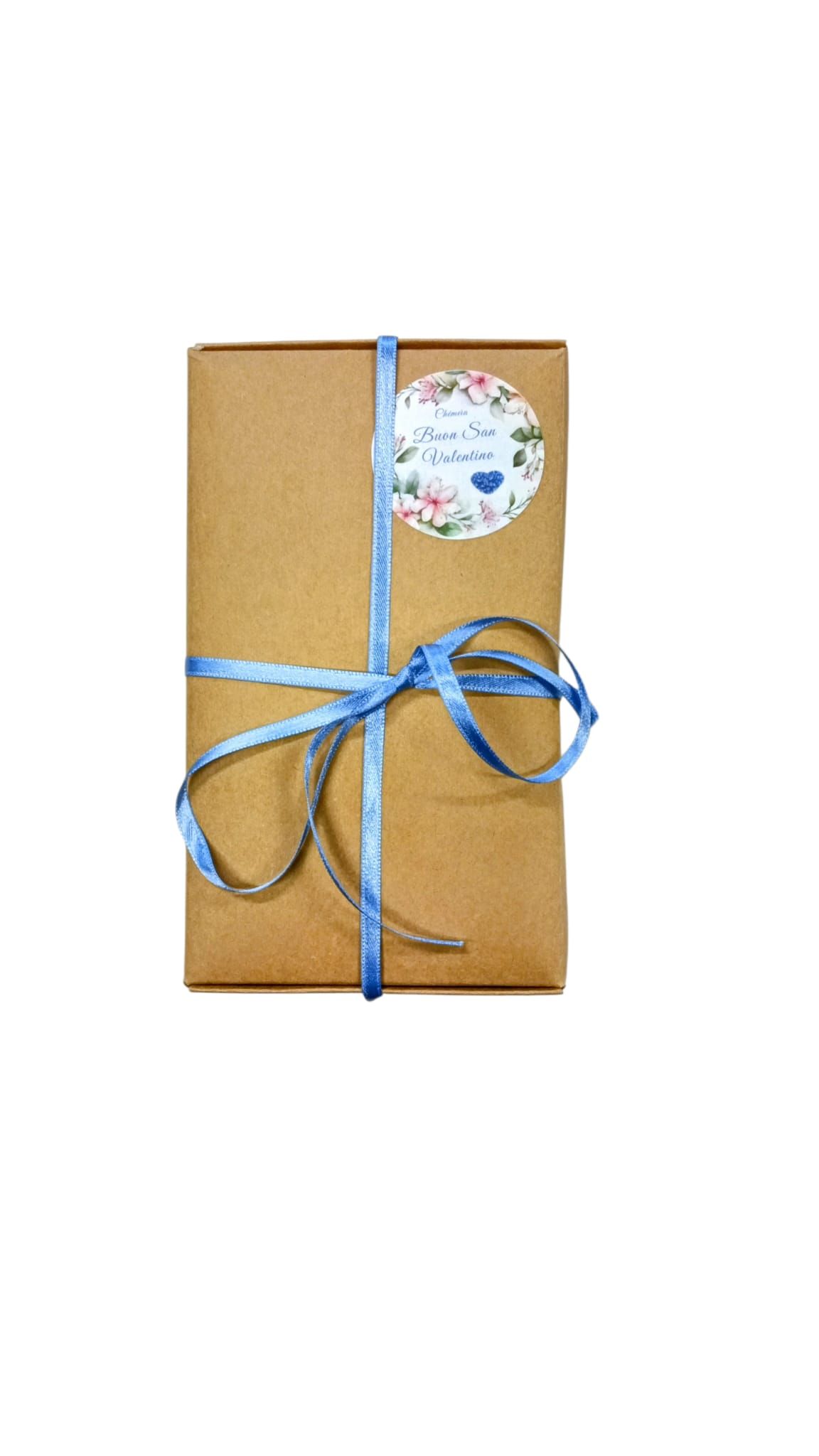 Scatola regalo marrone con nastro blu e adesivo. Adesivo con fiori e testo: 'Buon San Valentino'.