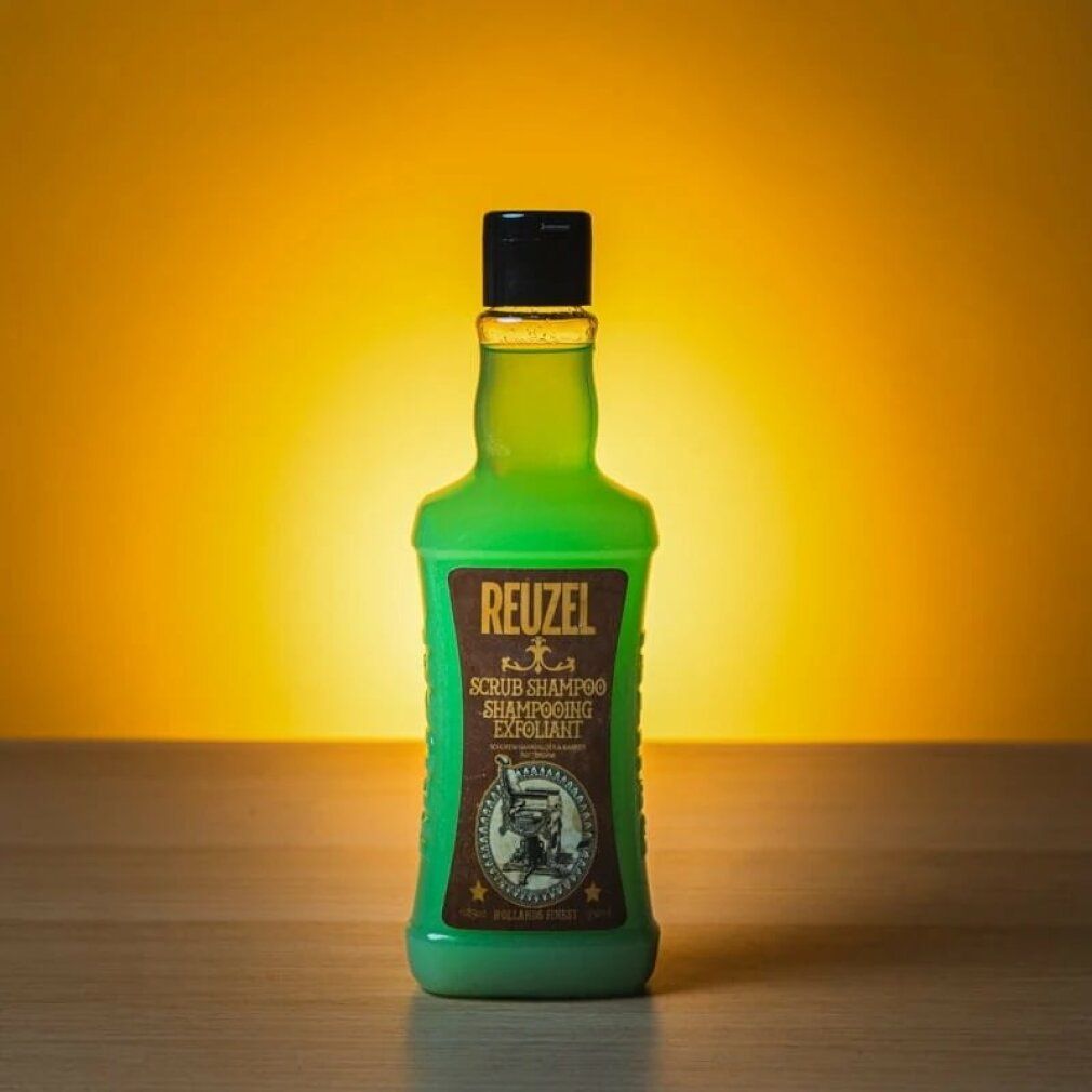 Flacone verde con tappo nero. Etichetta marrone con "REUZEL" e "SCRUB SHAMPOO". Logo sottostante.