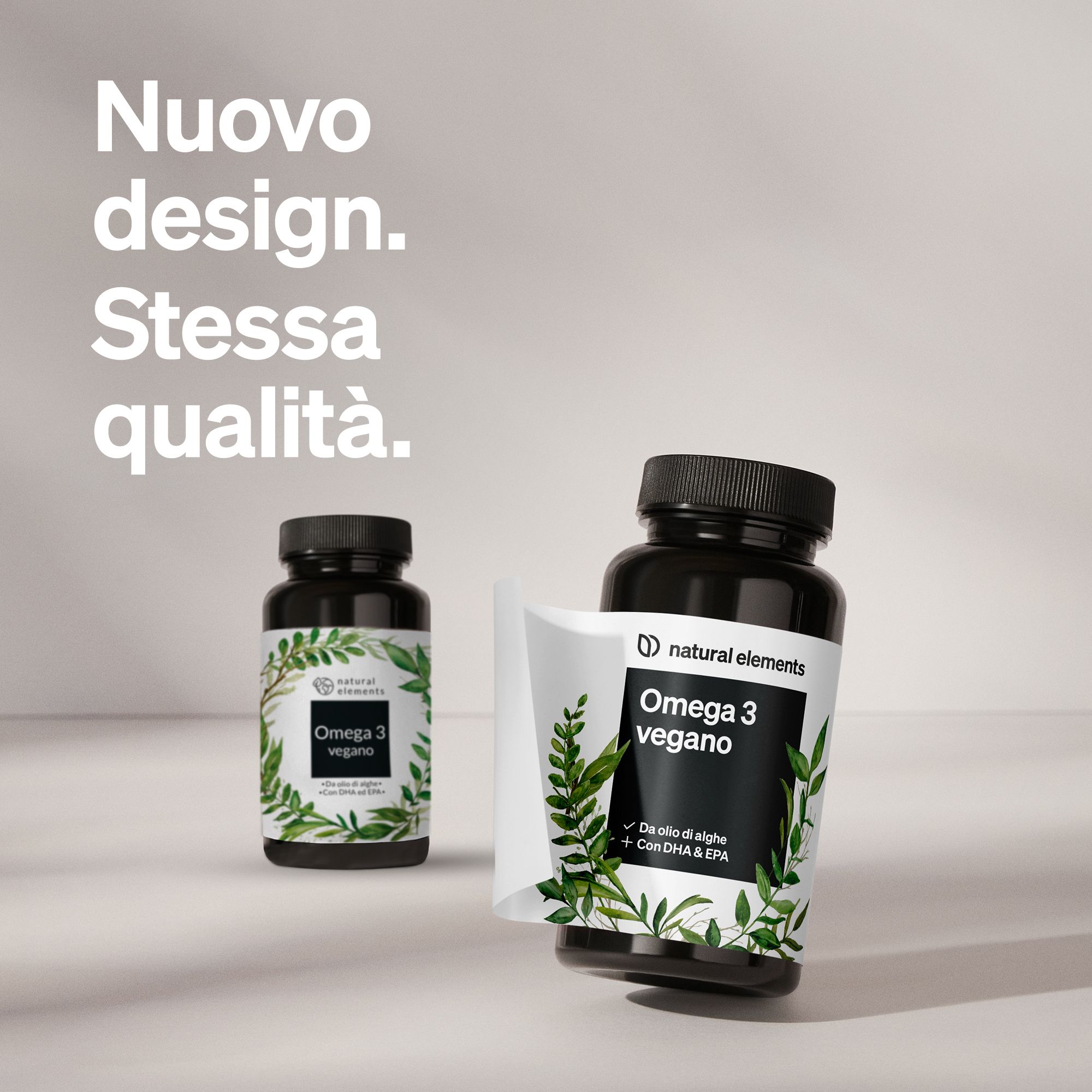 Due bottiglie di Omega 3 vegano di Natural Elements con decorazione a foglie.