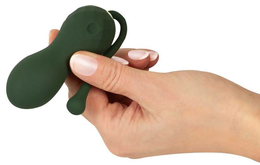 Mano che tiene una palla d'amore verde con stelo flessibile.