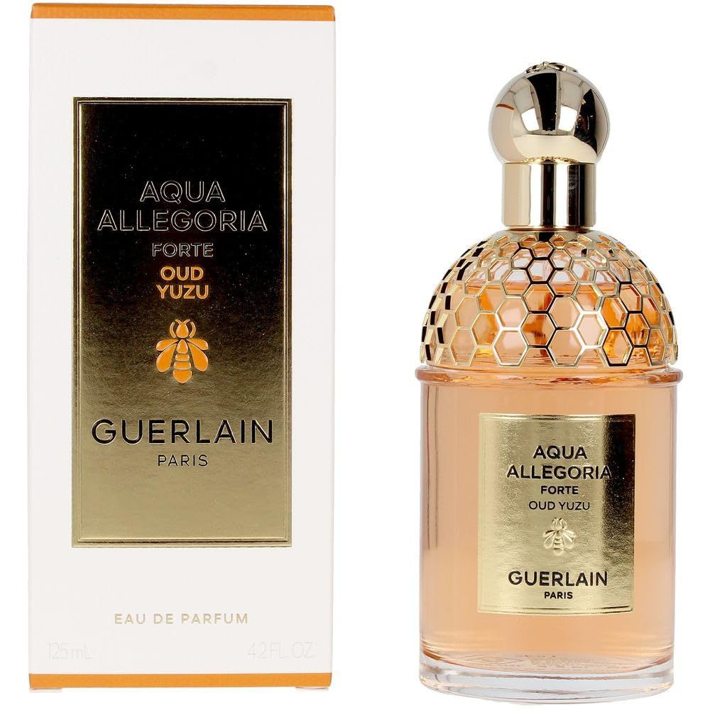 Flacone di profumo e confezione. Flacone con tappo ed etichetta dorati. Testo: Aqua Allegoria Forte Oud Yuzu, Guerlain Paris.