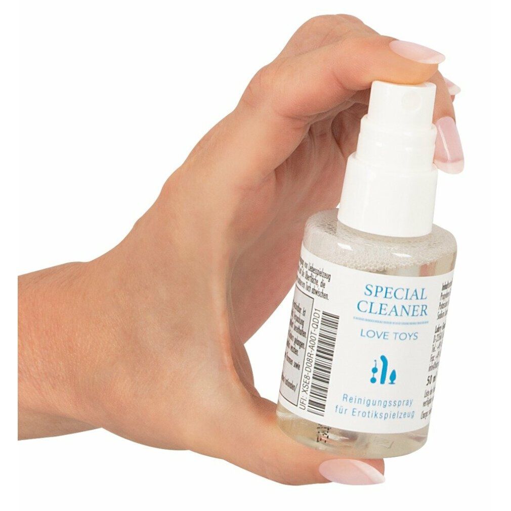 Piccolo flacone trasparente con erogatore bianco, tenuto in mano. Scritta: SPECIAL CLEANER LOVE TOYS. Spray detergente.
