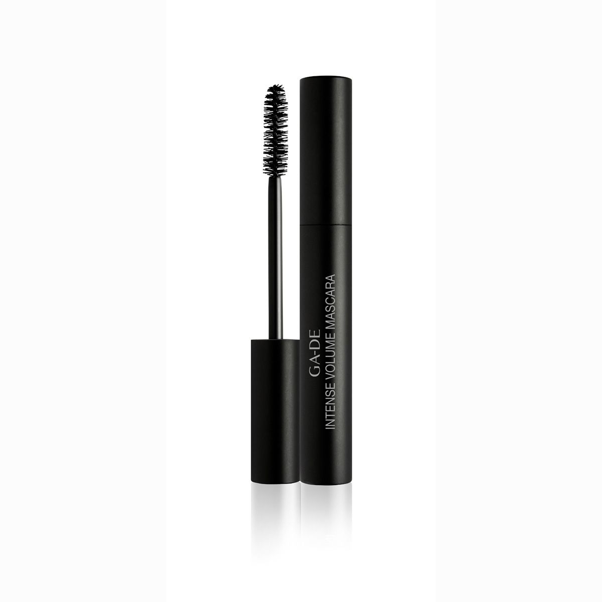 Tubo di mascara nero con spazzola. Scritta: GA-DE Intense Volume Mascara.