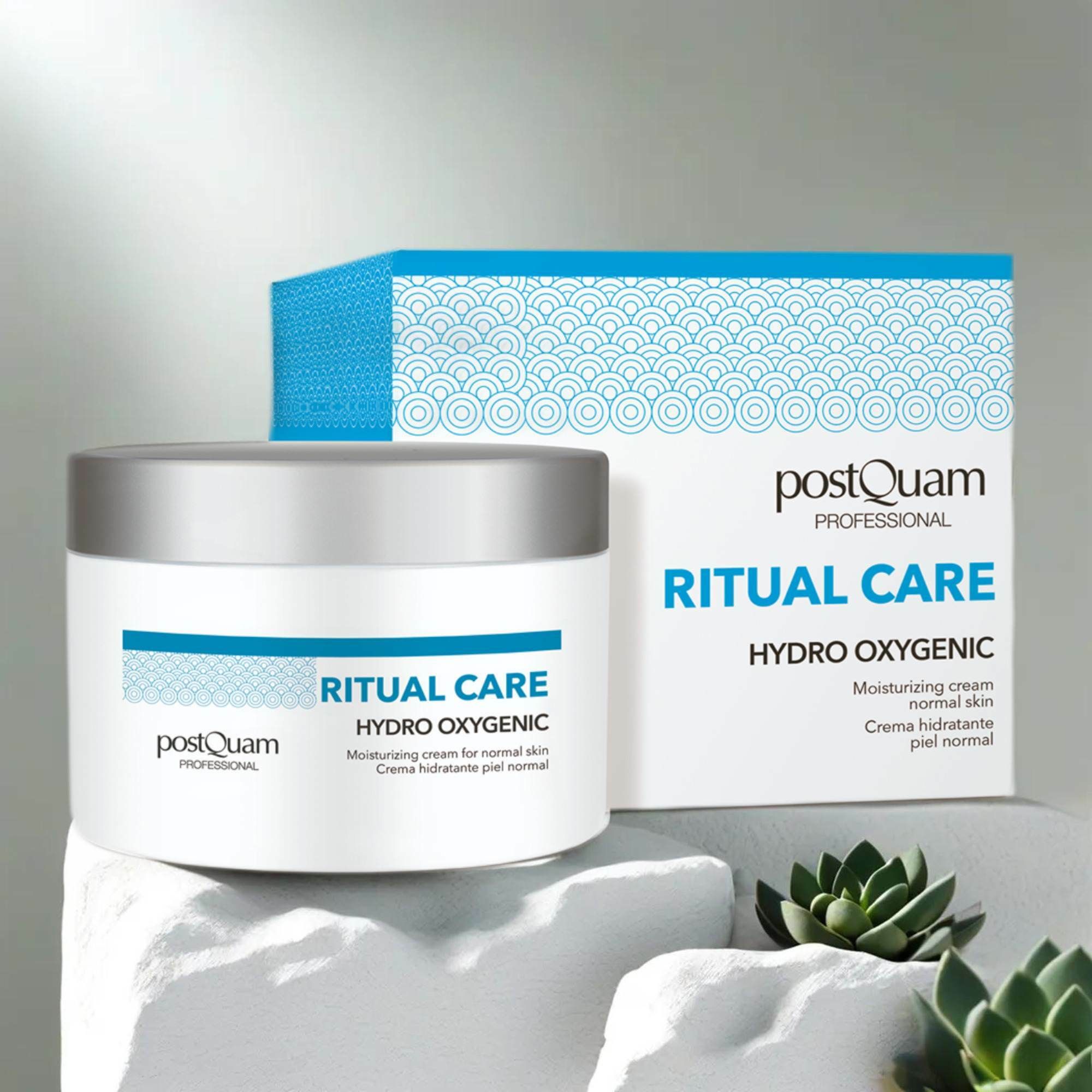 Vaso di crema e scatola. Scritta: Postquam, Ritual Care, Hydro Oxygenic. Per pelli normali. Su un piedistallo.