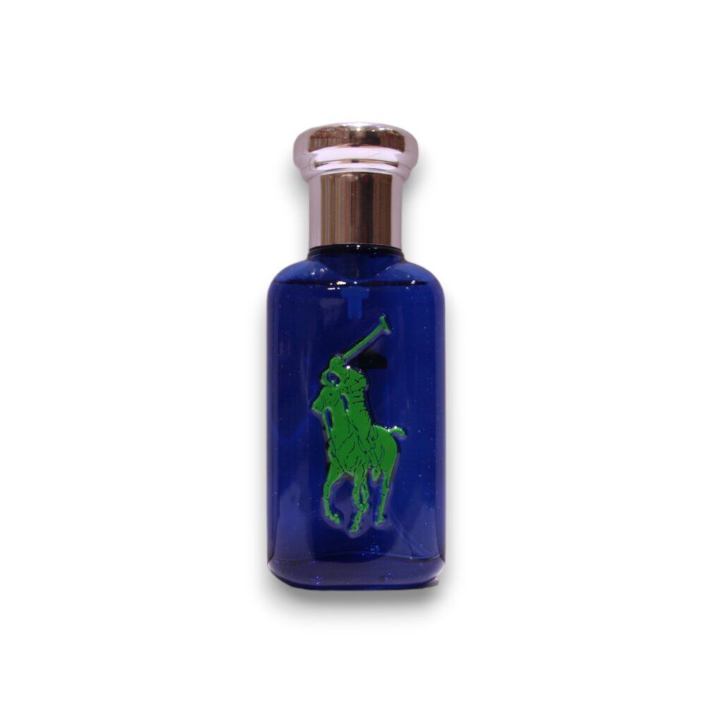 Flacone di profumo blu con tappo argentato. Logo Polo verde. Contenuto liquido blu chiaro.