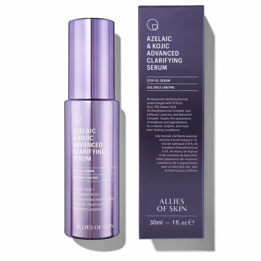 Flacone di siero viola e scatola. Testo: Azelaic & Kojic Advanced Clarifying Serum. Marchio: Allies of Skin.