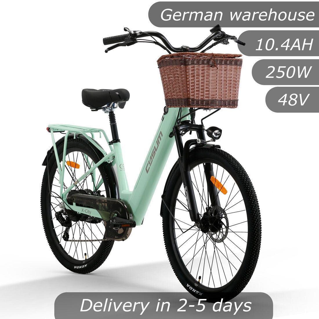 Bicicletta elettrica verde chiaro con cestino. Testo: 10.4AH, 250W, 48V. Testo: Consegna in 2-5 giorni.