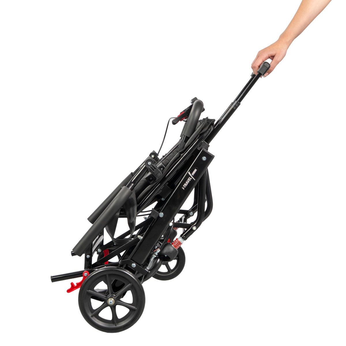 Sedia a rotelle nera piegata, tenuta in mano. Quattro ruote visibili. Logo I-Travel.